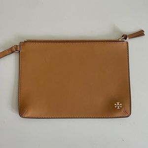 HOST PICK 🔥Tory Burch tan zip pouch clutch